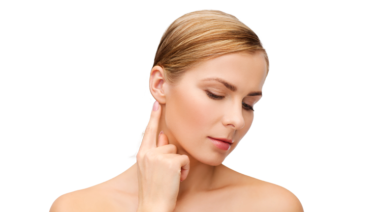 Mujer señalando su oreja con expresión serena, imagen representativa de corrección auricular mediante otoplastia