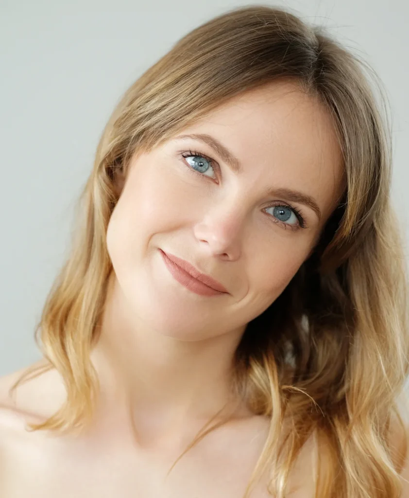 Mujer joven con mirada luminosa y rasgos faciales armoniosos y naturales, imagen representativa de resultados de estética facial y rejuvenecimiento