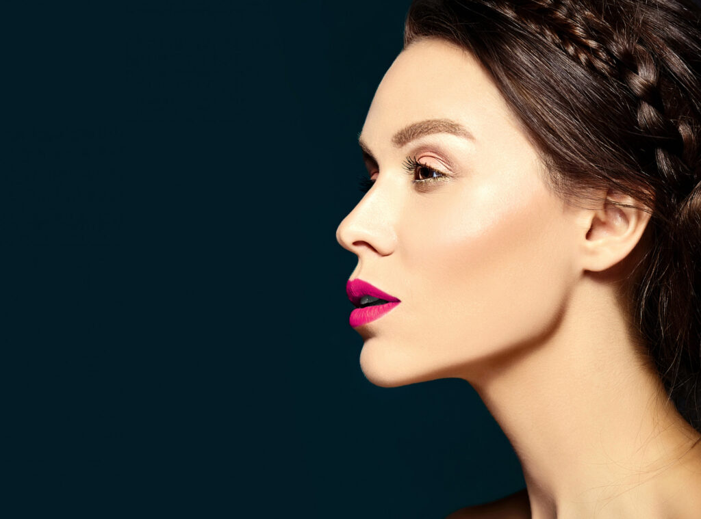 Perfil lateral de mujer mostrando la armonía del contorno facial, nariz y mandíbula tras cirugía estética facial