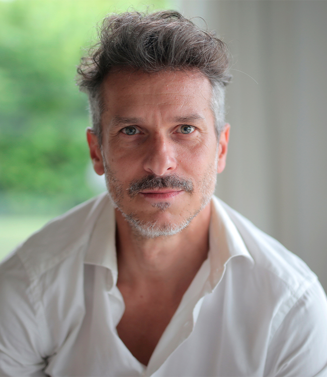 Hombre maduro con mirada directa y aspecto descansado mostrando ojos definidos y naturales, imagen representativa de blefaroplastia masculina