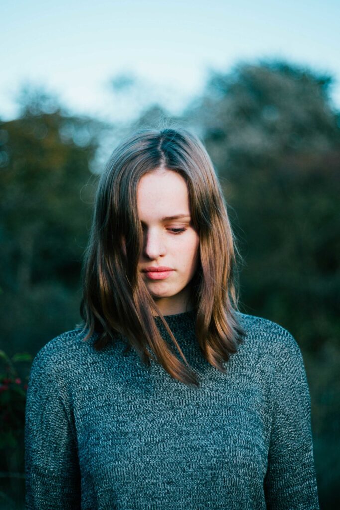 Mujer joven con rostro sereno y rasgos faciales armoniosos, imagen representativa de resultados naturales en lifting de cara y cuello