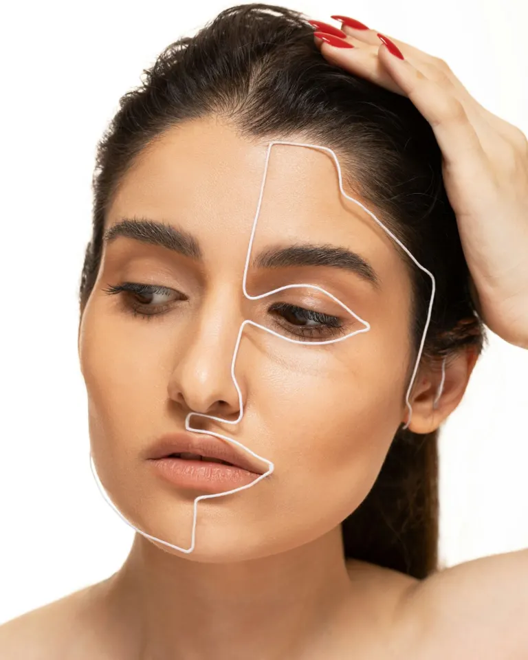 Rostro de una mujer con líneas de marcaje